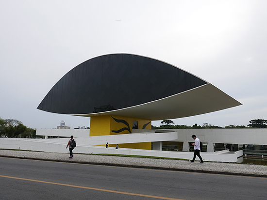 The Museum of Oscar Niemeyer, Curitiba Brazil 美術館の外観